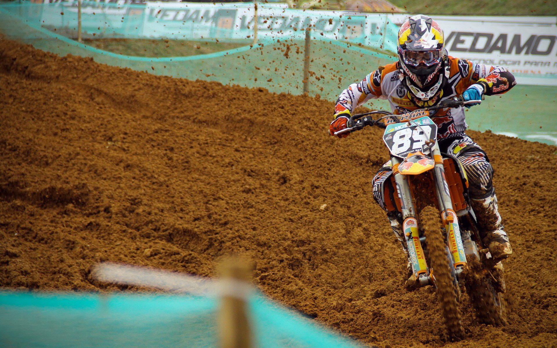 哥伦比亚马术协会与国际马术联合会合作，举办国际马术交流活动，促进技术交流。